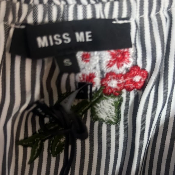 Miss Me NWT black pinstripe with floral embroidered top - Picture 6 of 7